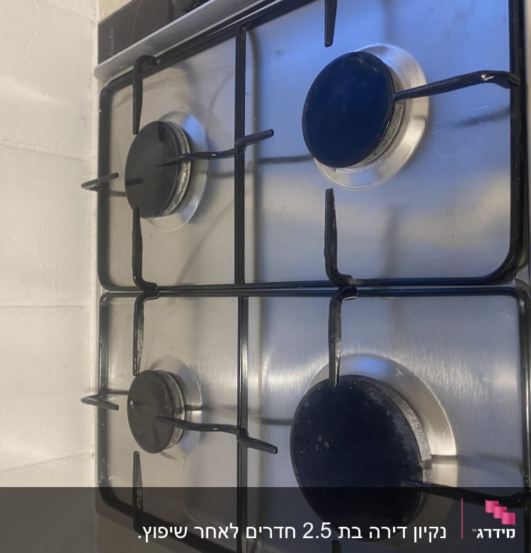 תנור גז נקי עם ארבעה מבערים